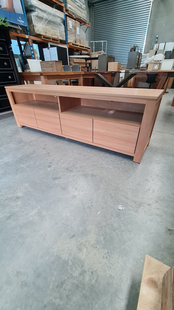 Southern Oak Entertainment Unit – 2.0m Premium Piece