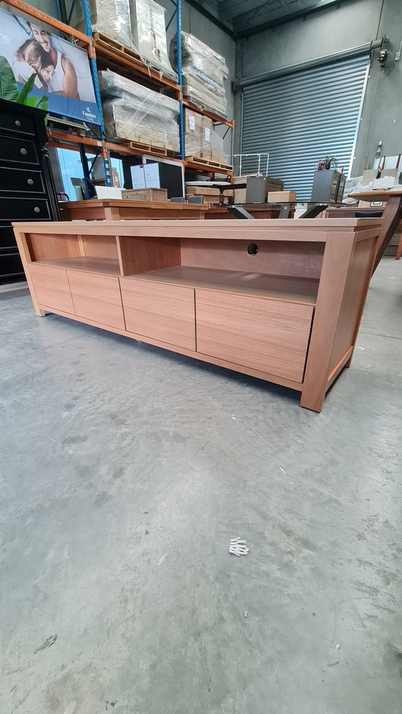 Southern Oak Entertainment Unit – 2.0m Premium Piece
