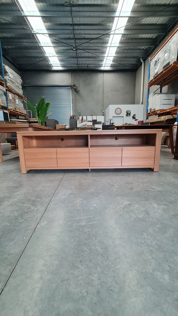 Southern Oak Entertainment Unit – 2.0m Premium Piece
