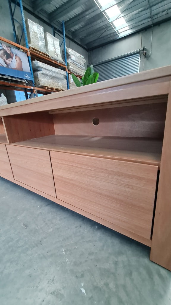 Southern Oak Entertainment Unit – 2.0m Premium Piece