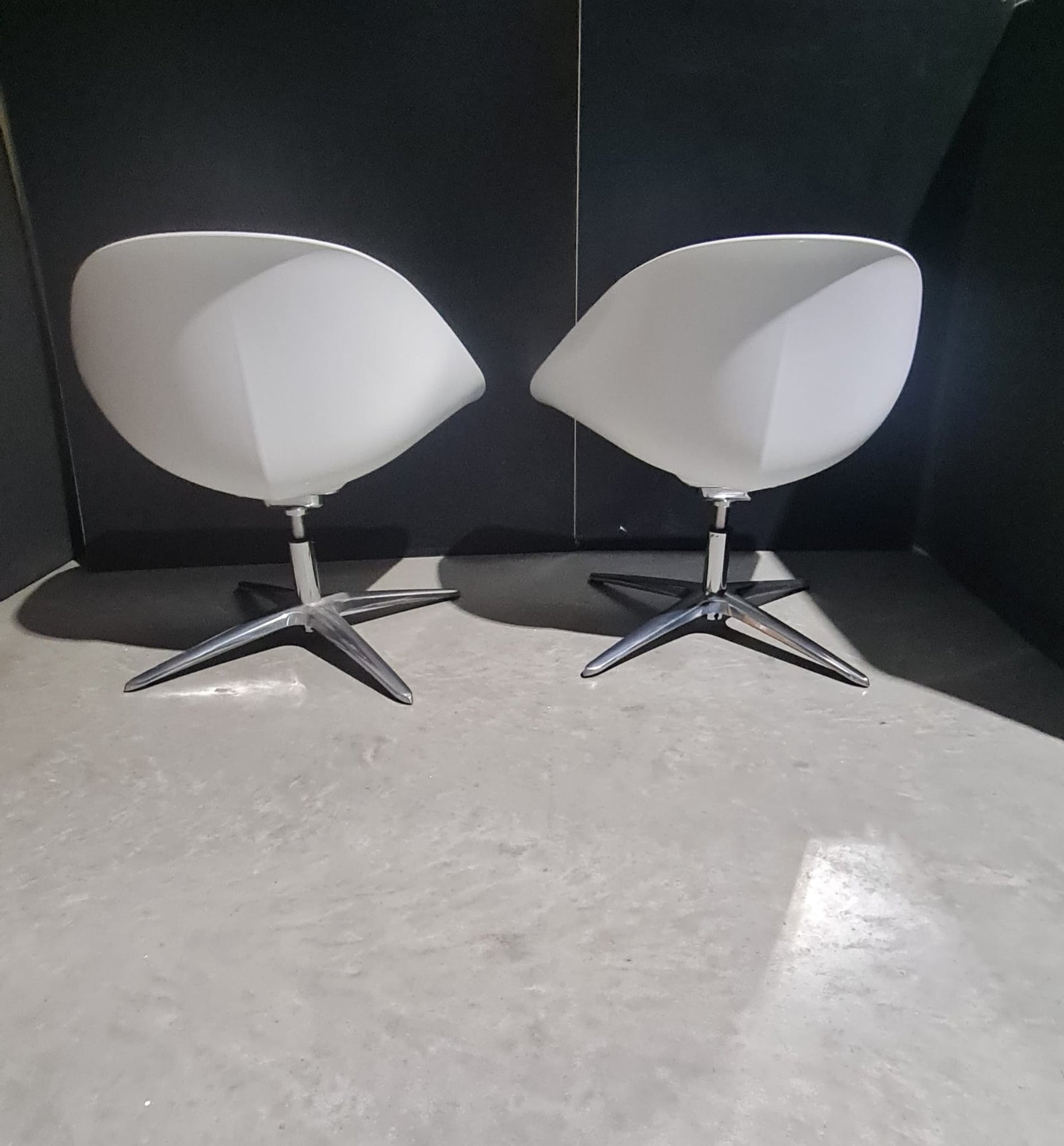 Pair of Designer Swivel Lounge Chairs β Modern Statement Seating