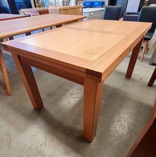 Tasmanian Oak 1.5m/2.5m Extendable Dining Table