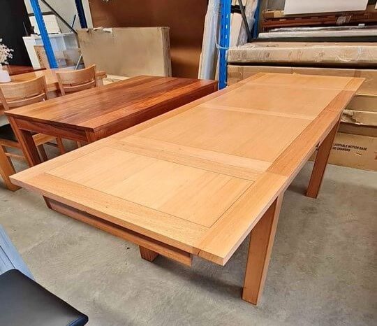Tasmanian Oak 1.5m/2.5m Extendable Dining Table