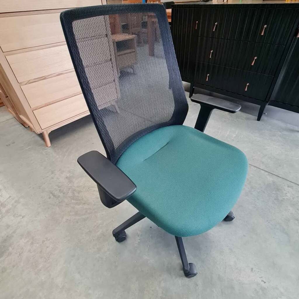 Aero Mesh Office Chair – Green Wool Seat